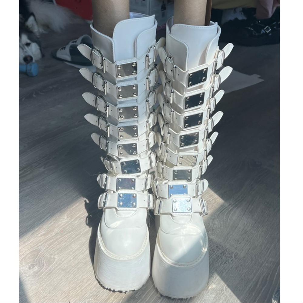 WHITE DEMONIAS “DAMNED-318” SIZE 7 LIGHTLY WORN !!